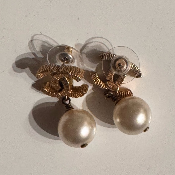 Chanel CC Pearl Drop Stud Earrings - Picture 7 of 7